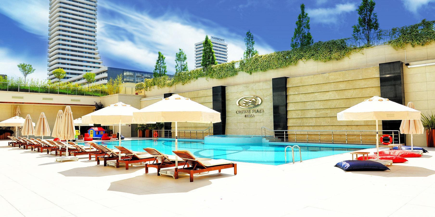 Crowne Plaza Bursa Convention Center & Thermal Spa By Ihg Luaran gambar The swimming pool at the hotel