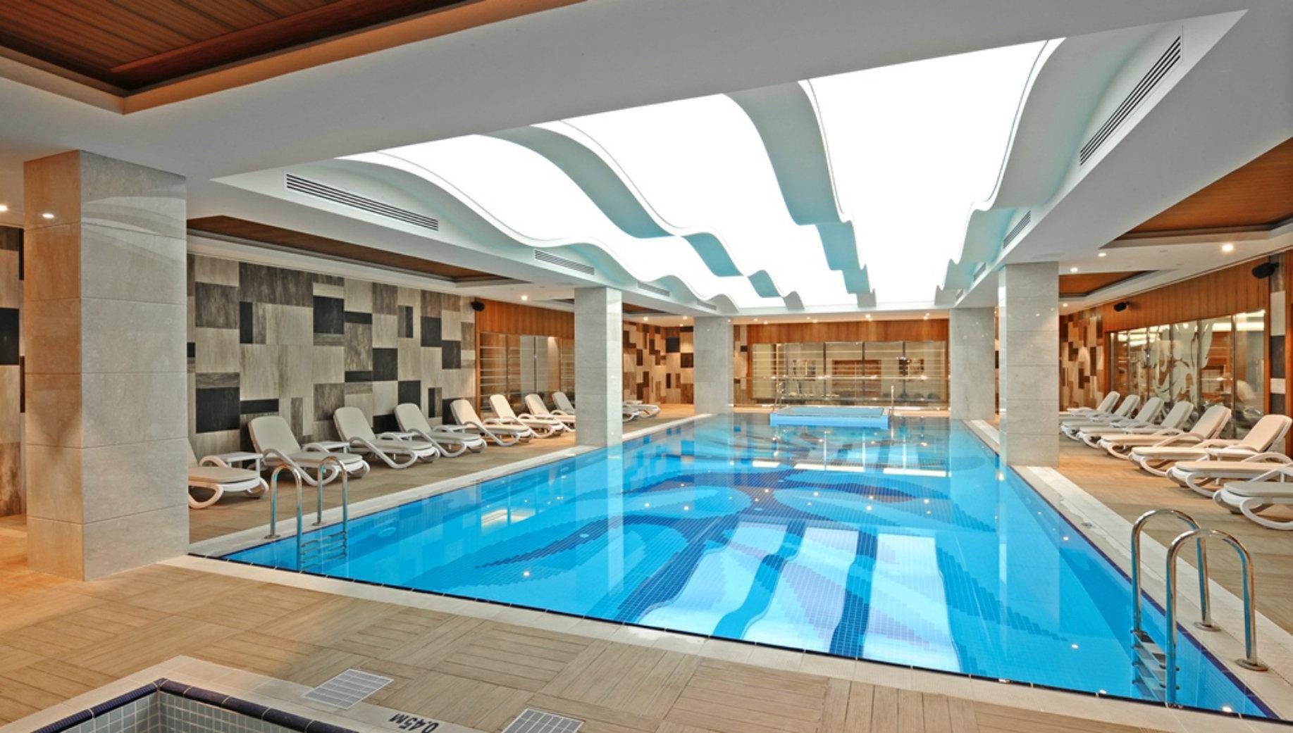 Crowne Plaza Bursa Convention Center & Thermal Spa By Ihg Luaran gambar The swimming pool at the hotel