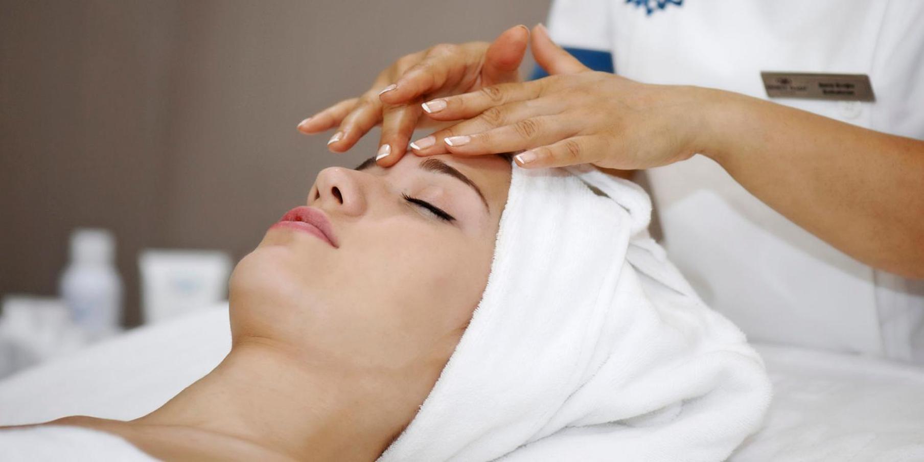 Crowne Plaza Bursa Convention Center & Thermal Spa By Ihg Luaran gambar A woman receiving a facial